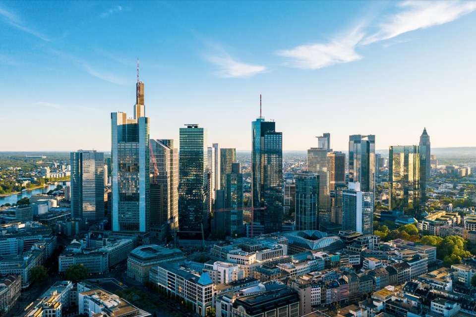 Luftaufnahme der Frankfurter Skyline mit den Hochh&auml;usern des Bankenviertels